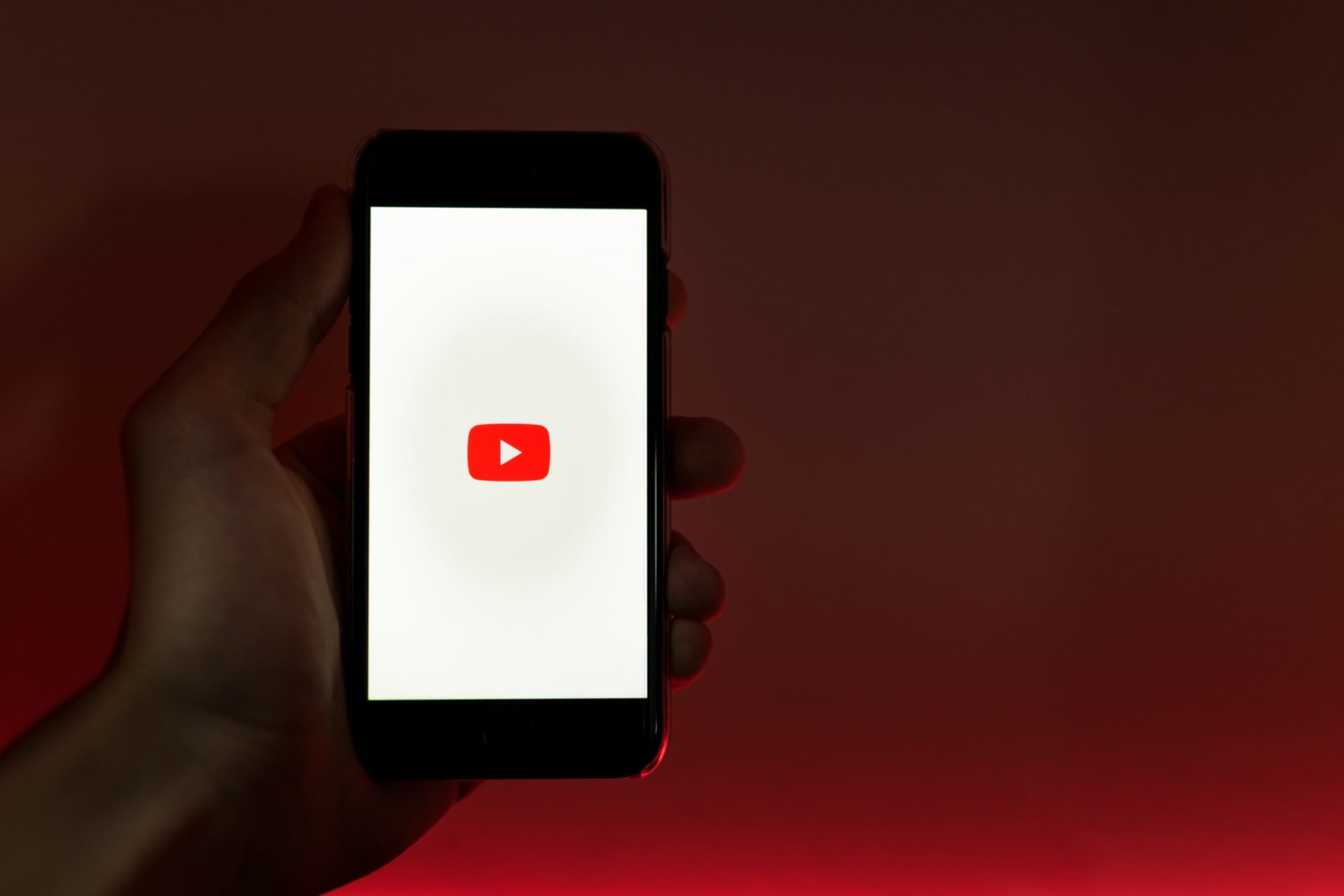 persoYoutube thumbnail how ton holding a phone with youtube open